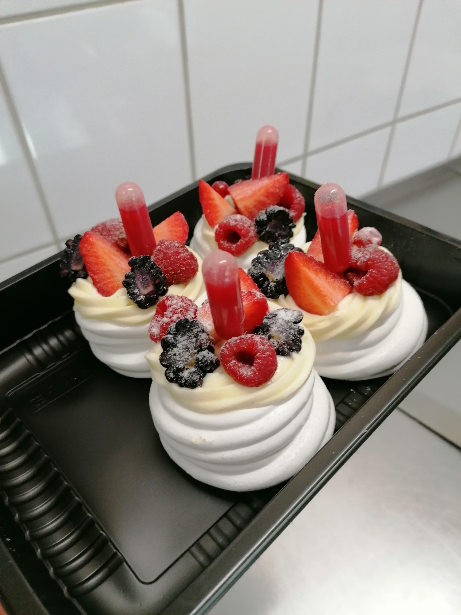 Beza Mini Pavlova z Owocami i Musem z 100%Owoców