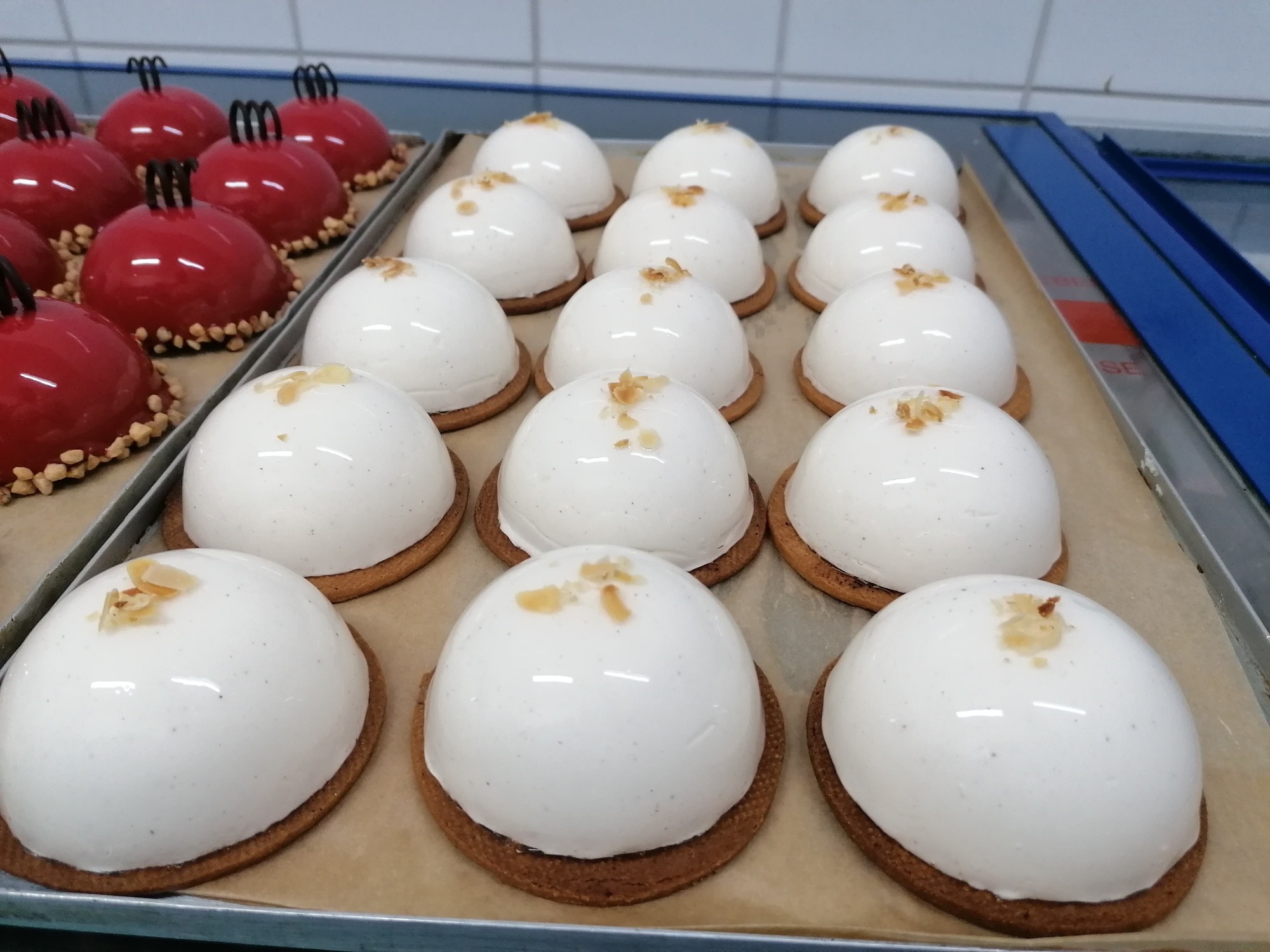 Monoporcja na Kruchym Sable Oblana Glazurą na Bazie Białej Czekolady