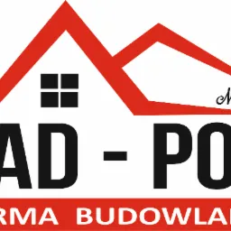 Logo firmy budowlanej SAD-POL z czerwonym zarysem domu i czarnym napisem, poniżej czerwony prostokąt z białym tekstem FIRMA BUDOWLANA.