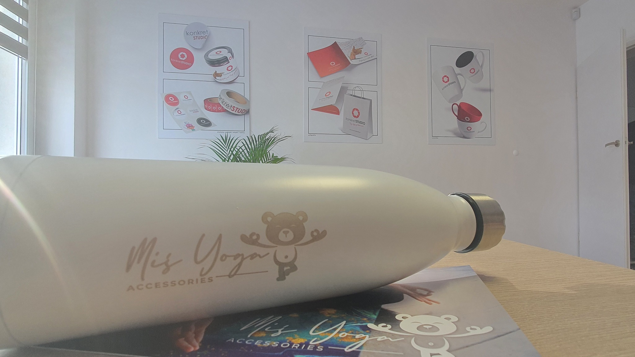 Gadżety reklamowe / butelki izotermiczne / grawer laserowy / Konkretstudio