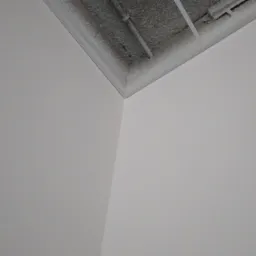 Pomieszczenie po malowaniu na biało, widoczny fragment sufitu z instalacjami. Ściany gładkie, bez dekoracji.