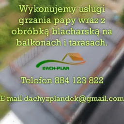 Zdjęcie z tekstem reklamowym firmy Dach-Plan oferującej usługi grzania papy i obróbki blacharskiej na balkonach i tarasach, widoczny numer telefonu i adres e-mail.