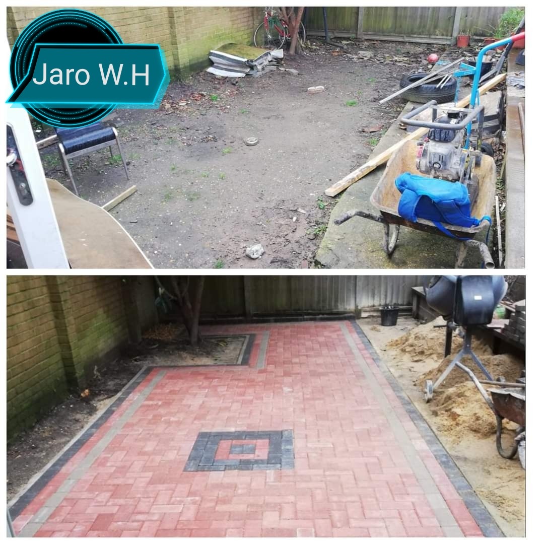 Porównanie stanu ogrodu przed i po ułożeniu czerwonej kostki brukowej z ciemnoszarą obwódką i centralnym wzorem; w tle widoczny sprzęt budowlany i zaniedbany teren.