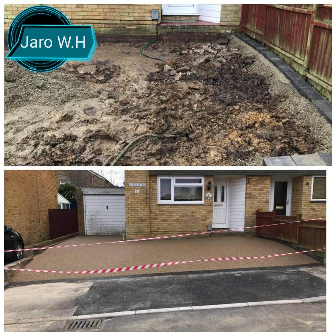 Dwa ujęcia: teren przed domem w trakcie przygotowania podłoża, z widoczną ziemią i gruzem, oraz ten sam teren po wykonaniu nawierzchni z żywicy, zabezpieczony taśmą ostrzegawczą.