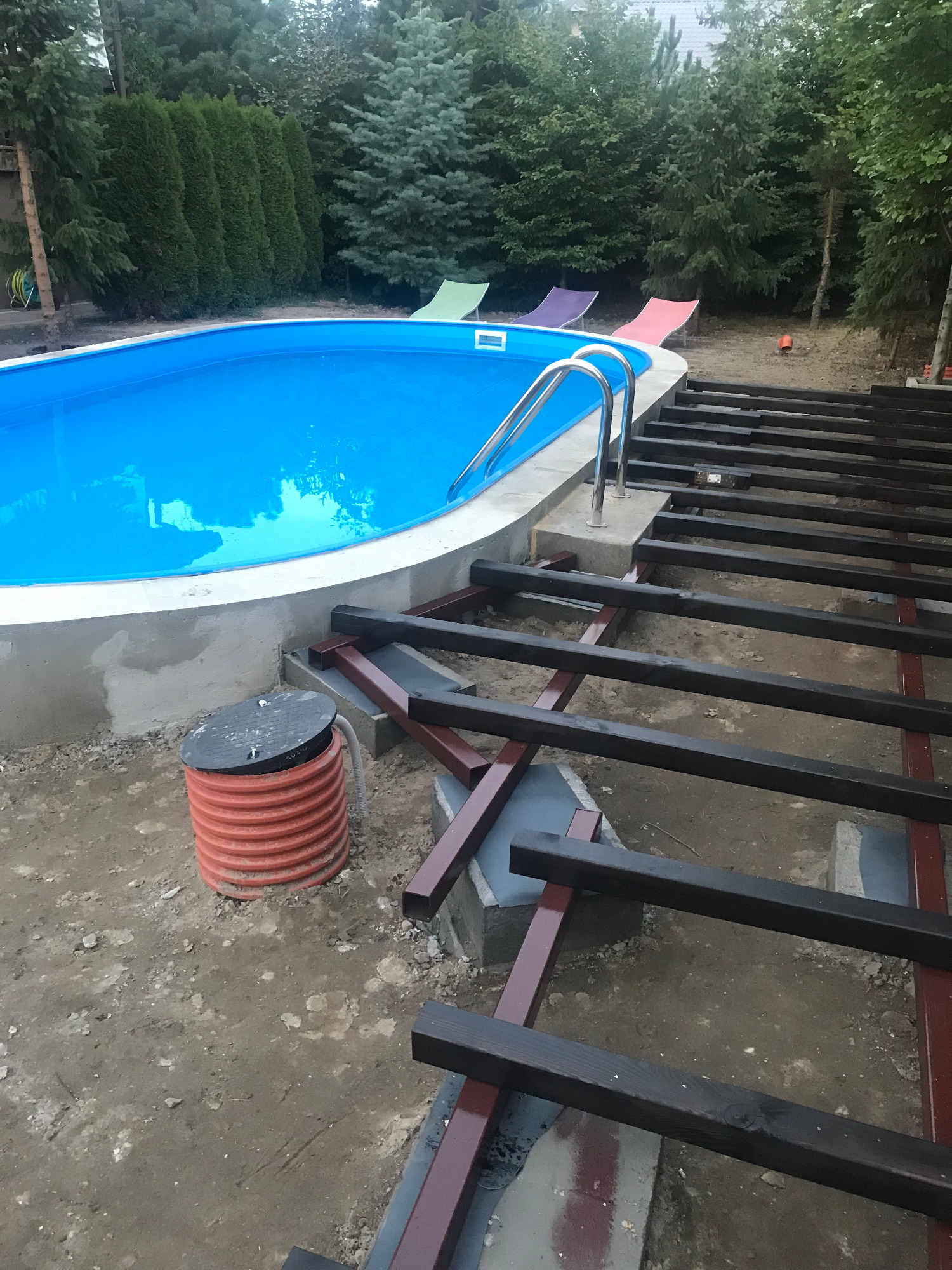 Konstrukcja legarów pod tarasy z kompozytu przy basenach