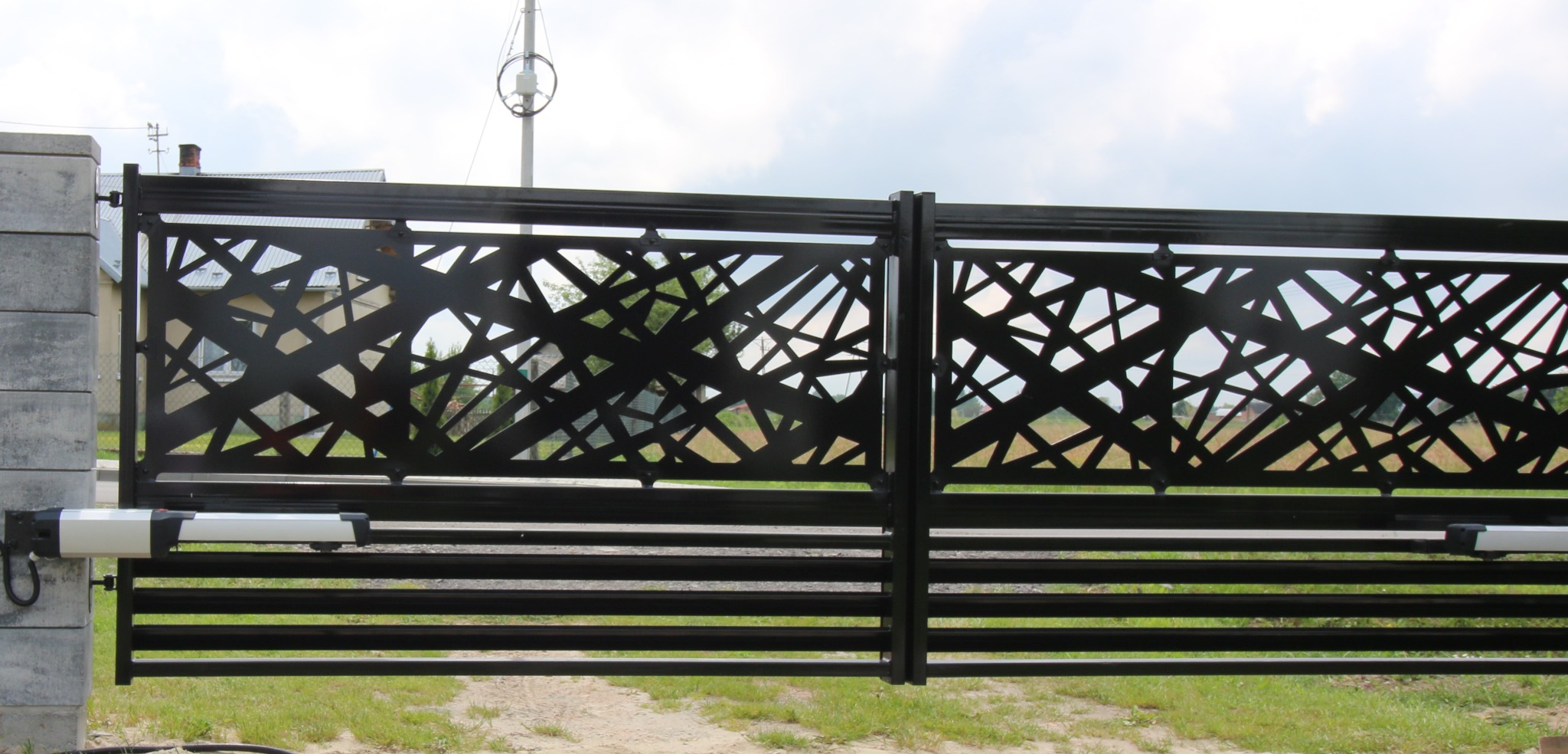 Brama skrzydłowa moderno z palisadą żaluzjową i napędem BFT Phobos BT25A