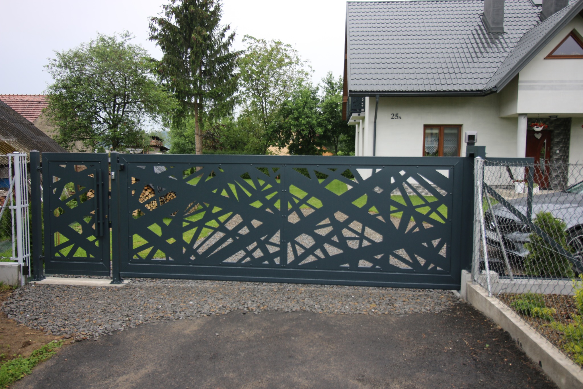 Brama przesuwna Moderno pełna wzmocniona z furtką i napędem FAAC