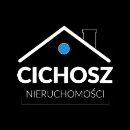 Logo firmy Cichosz Nieruchomości z uproszczonym symbolem domu w kolorze białym i niebieskim na czarnym tle.
