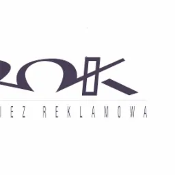 Logo firmy 'ROK Odzież Reklamowa' w kolorze fioletowym na białym tle.