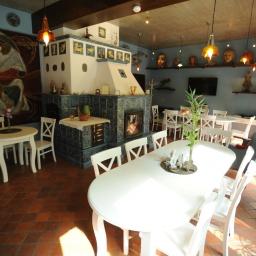 Sala Kominkowa, w której można zorganizować m.in. szkolenie / wesele / uroczysty posiłek. Rozstawienie Sali zależne od ustaleń. 