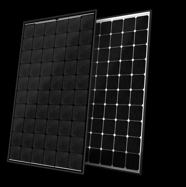 Dwa panele słoneczne: jeden z czarną ramą i ciemnoszarym wypełnieniem, drugi z srebrną ramą i czarnym wypełnieniem, na czarnym tle.