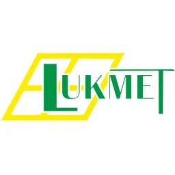 Logo firmy ALUKMET z żółto-zielonym geometrycznym motywem i nazwą firmy w zielonych literach.