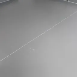 Szara, gładka posadzka żywiczna w garażu lub pomieszczeniu gospodarczym, widoczna linia podziału, białe ściany z szarym cokołem i białe drzwi w tle, półki z zapasami w górnej części kadru.