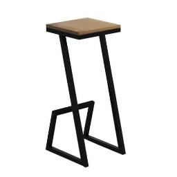Montex - Nowoczesny stołek barowy z jasnym drewnianym siedziskiem i geometryczną, czarną metalową podstawą, na białym tle.
