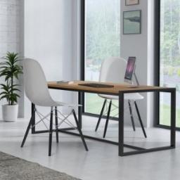 Montex - Wizualizacja wnętrza biura z drewnianym biurkiem o metalowej, czarnej ramie, dwoma białymi krzesłami i laptopem na blacie, na tle okna z widokiem na zieleń.