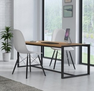 Wizualizacja wnętrza biura z drewnianym biurkiem o metalowej, czarnej ramie, dwoma białymi krzesłami i laptopem na blacie, na tle okna z widokiem na zieleń.