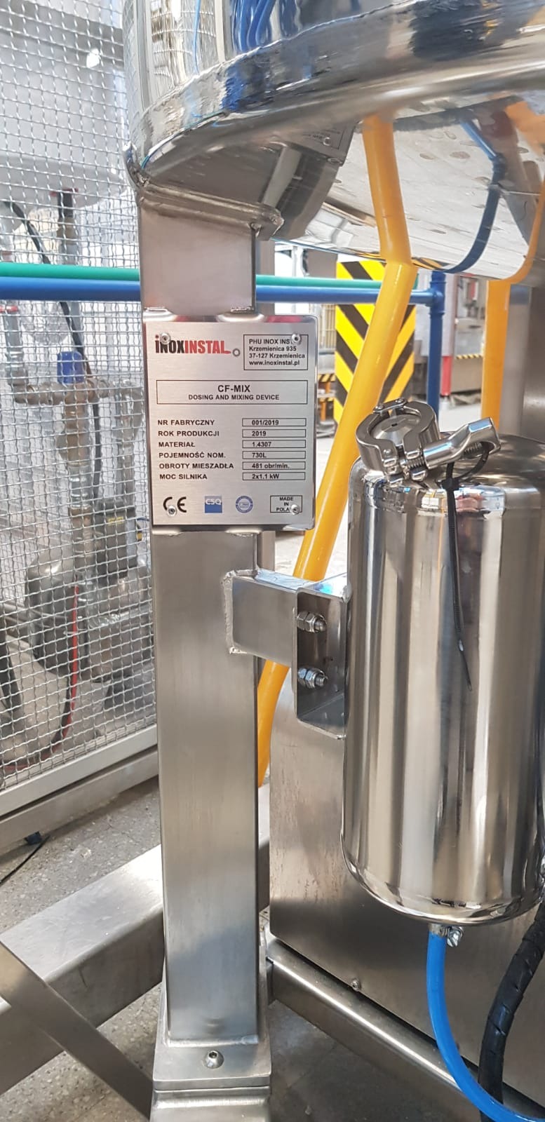 Zbliżenie na nierdzewną instalację przemysłową z tabliczką znamionową urządzenia dozująco-mieszającego CF-MIX, widoczne detale konstrukcyjne i elementy złączne.