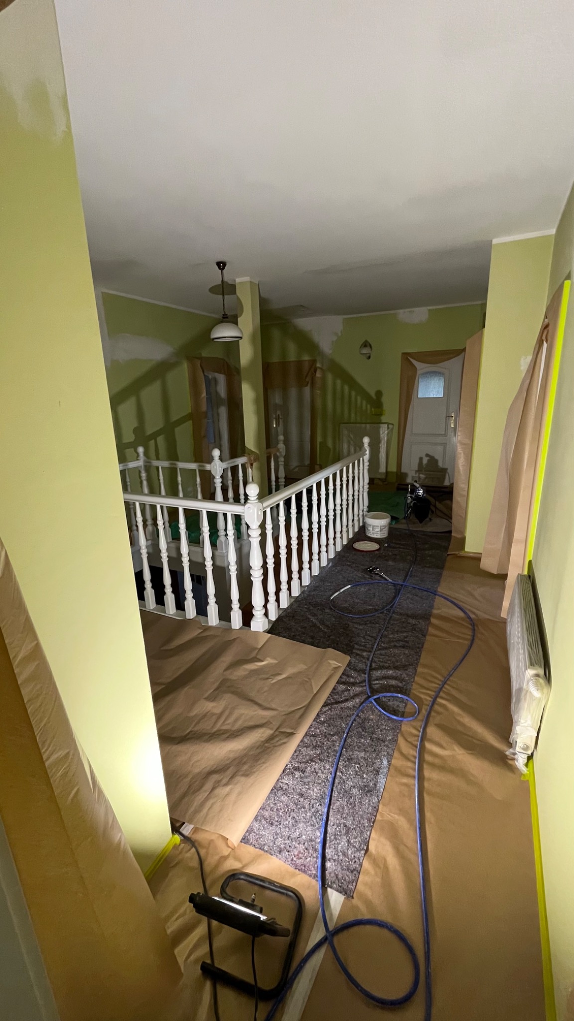 Malowanie domu. Zabezpieczanie pod prace, Uzupełnianie ubytków, Zmiana kolorów.