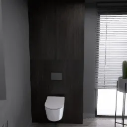 Minimalistyczna toaleta podwieszana na tle ściany z ciemnego drewna, z widocznym przyciskiem spłukującym i kaktusem w białej doniczce na metalowym stojaku przy oknie z żaluzjami.