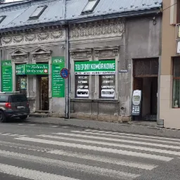 Sklep mieści się niedaleko Apteki Melisa, Przystanku MKS oraz wejścia na 'Manhattan'