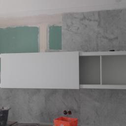 Ściana w kuchni z płyt marmurowych ,,Cararra''