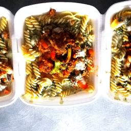 Catering Tradycja - Kurczak na ostro z sosem koperkowym