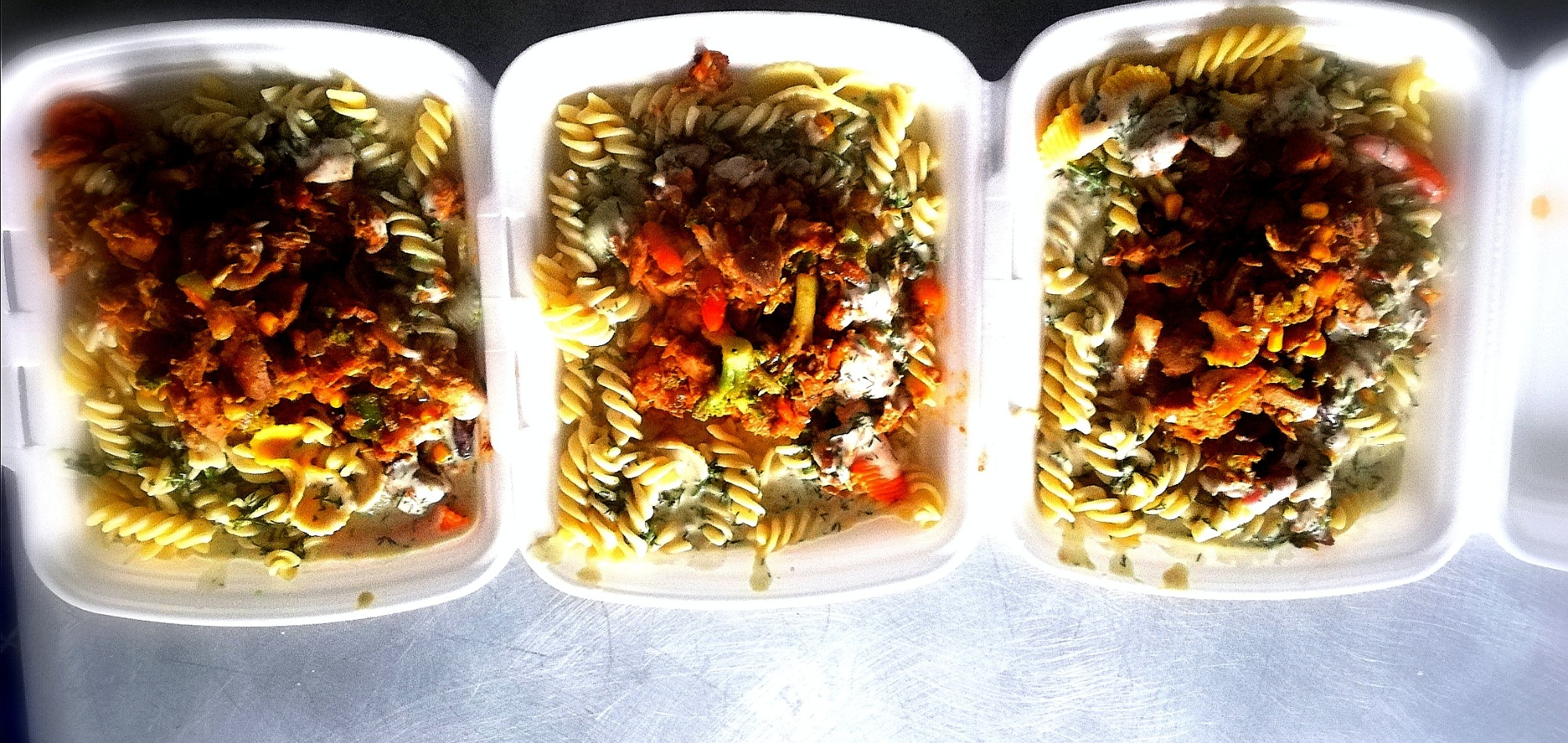 Kurczak na ostro z sosem koperkowym