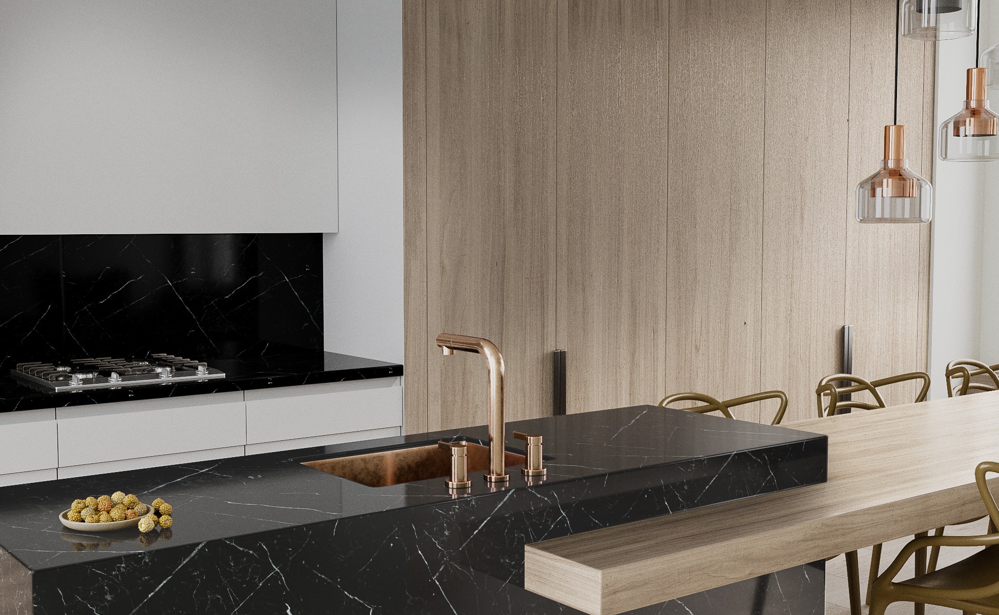 Nowoczesna kuchnia z czarnym marmurowym blatem, miedzianą armaturą i drewnianymi elementami, oświetlona wiszącymi lampami z miedzianymi akcentami. Na blacie leżą dekoracyjne kulki.