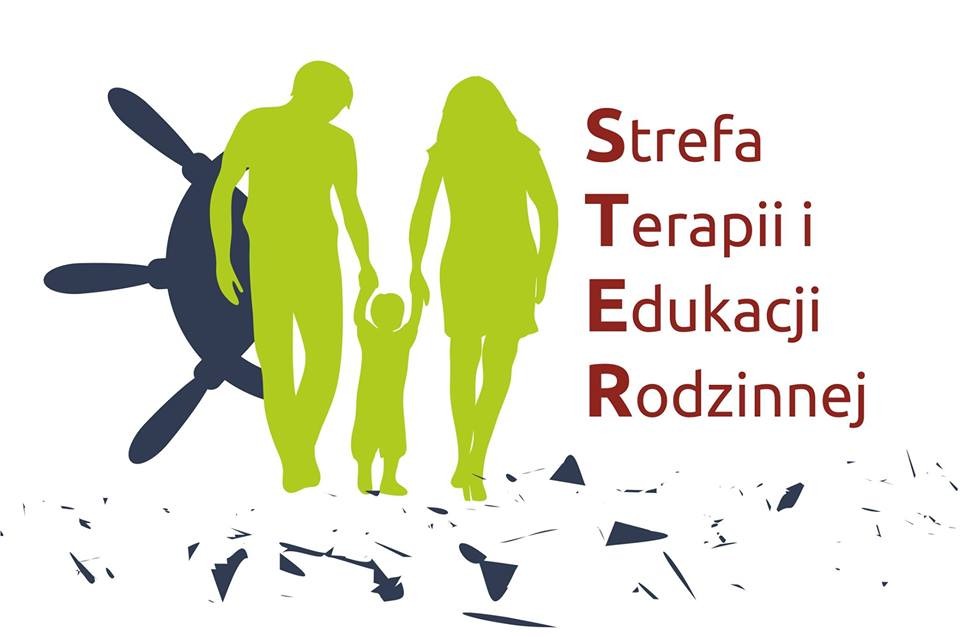 Logo firmy 'Strefa Terapii i Edukacji Rodzinnej' z sylwetkami rodziców i dziecka w kolorze zielonym oraz symbolem steru statku w kolorze granatowym.