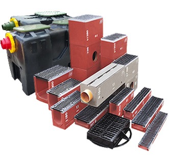 Zestaw różnorodnych korytek odwadniających z ruszami i zbiorników retencyjnych, w tym korytka czerwone z oznaczeniami, szare z rurą odpływową oraz czarny zbiornik z zielonymi pokrywami i kolorowymi...