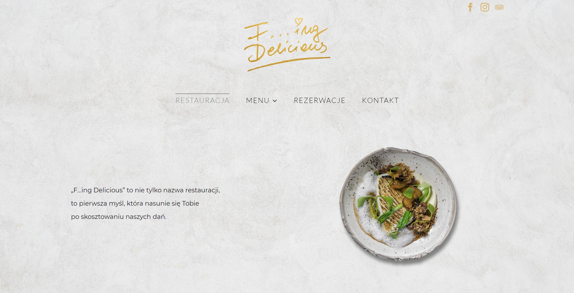 Strona internetowa restauracji z eleganckim logo 'F...ing Delicious', menu nawigacyjne i zdjęciem dania na teksturowanym tle.