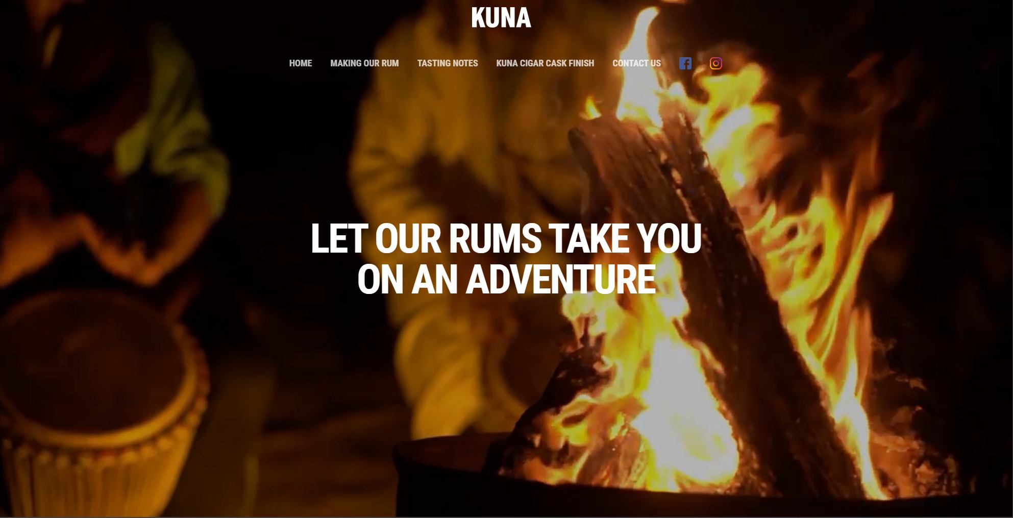 Strona internetowa marki rumu KUNA z płomieniami ogniska, bębnem djembe i hasłem 'Let our rums take you on an adventure'.