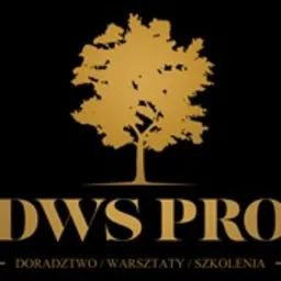 Złote logo DWS PRO z drzewem na czarnym tle, z napisem 'Doradztwo / Warsztaty / Szkolenia' poniżej.
