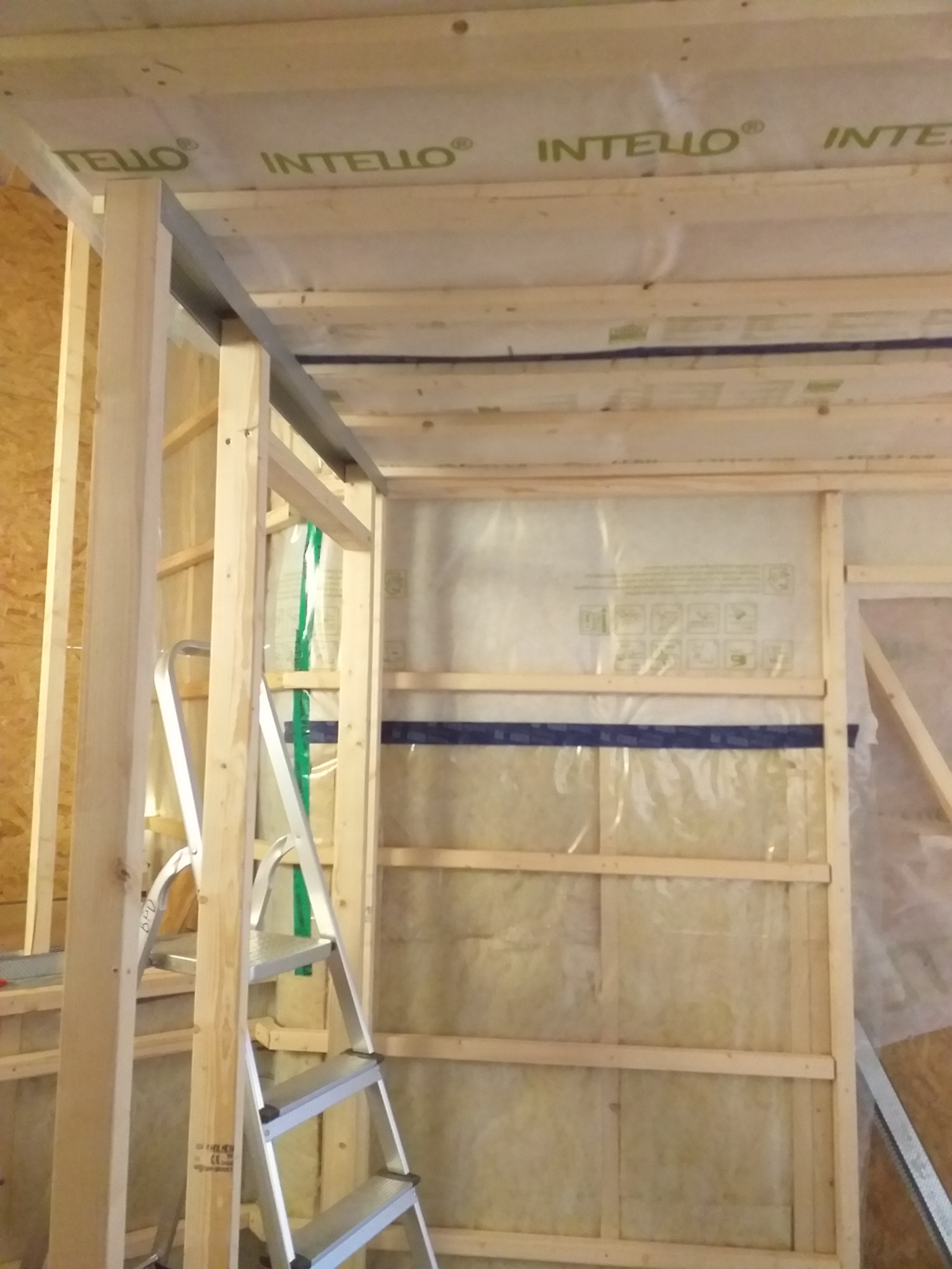 Adaptacja poddaszy izolowane kręcenie płyt gipsowych szpachlowanie malowanie na gotowo