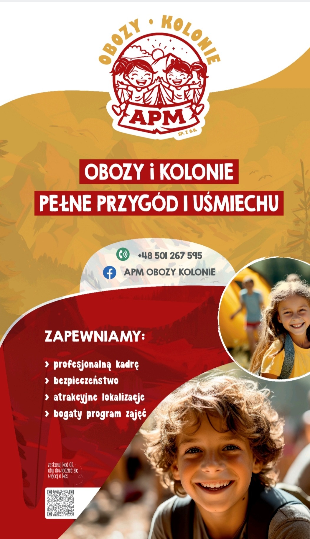 Uśmiechnięte dzieci na grafice reklamowej z hasłem 'Obozy i kolonie pełne przygód i uśmiechu', logo firmy APM, numer telefonu i odnośnik do profilu na Facebooku.