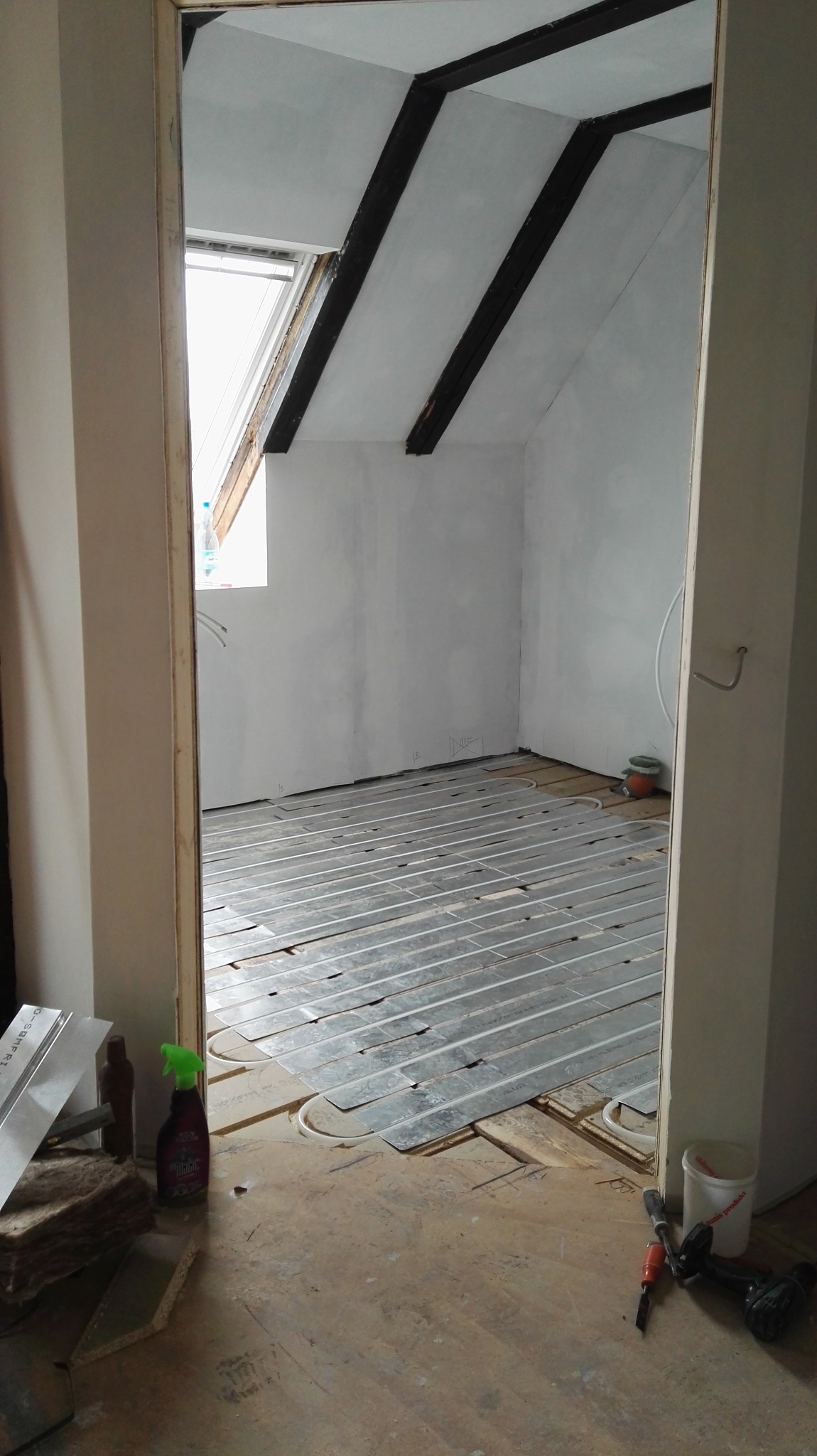 łazienka z ogrzewaniem podłogowym na poddaszu