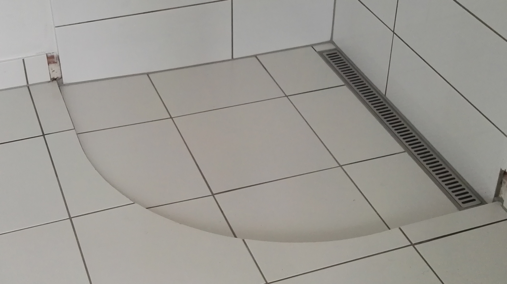 natrysk półokrągły z odpływem liniowym ,przed montażem kabiny