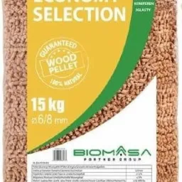 Worek 15 kg pelletu drzewnego Economy Selection, jasnobrązowe granulki, etykieta z logo Biomasa Partner Group, informacjami o parametrach i certyfikatach jakości.