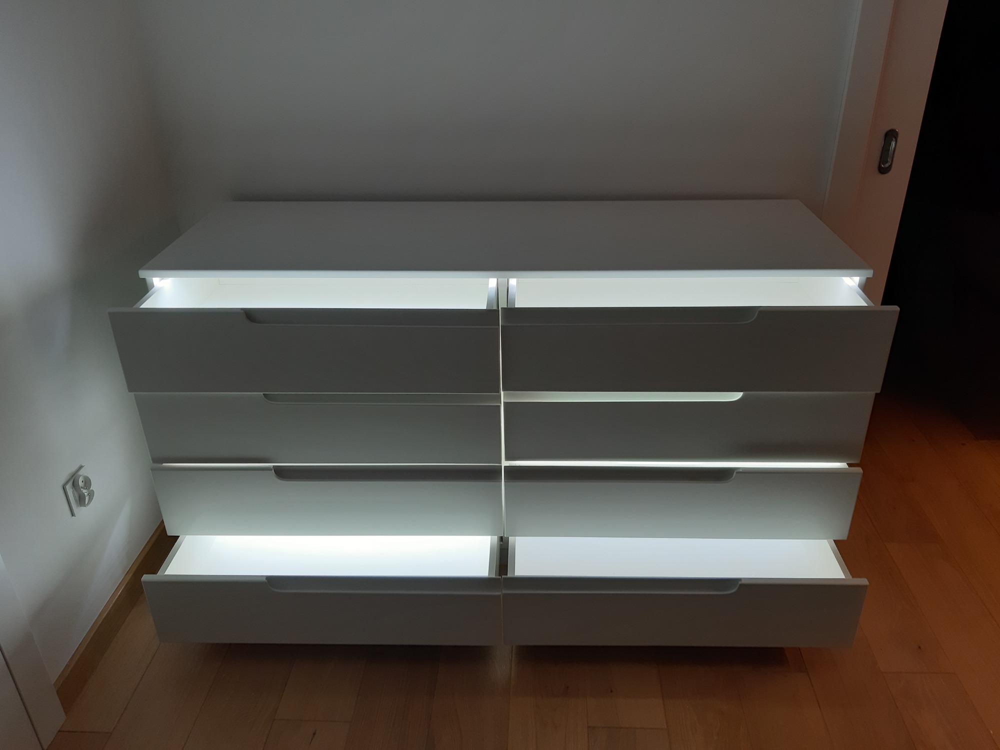 Komoda podświetlana