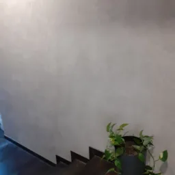 W tym projekcie kladlismy okolo 180 m2 tynku strukturalnego efekt betonu-SIlveneo