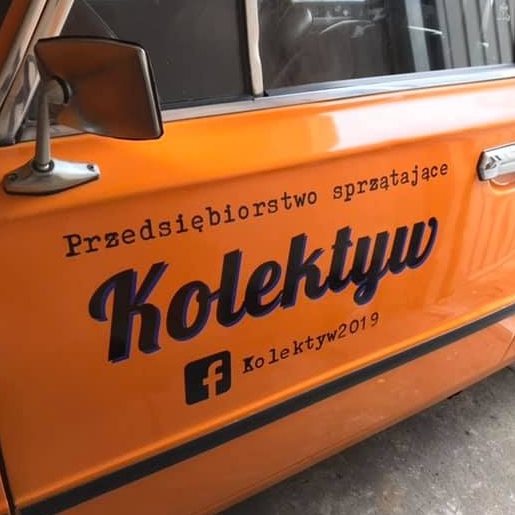 Pomarańczowy samochód z napisem 'Przedsiębiorstwo sprzątające Kolektyw' oraz ikoną Facebooka i nazwą użytkownika 'Kolektyw2019' na drzwiach.