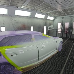 2KB AUTO DETAILING - Samochód w komorze lakierniczej, częściowo oklejony folią i taśmą, przygotowany do malowania, z widocznymi elementami karoserii na stojaku w tle.