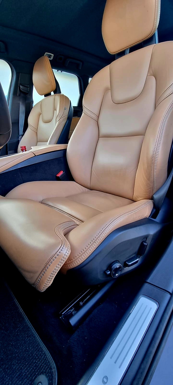 Beżowe skórzane fotele samochodowe z precyzyjnym szwem widoczne z bliska, wnętrze pojazdu w Nowym Tomyślu.