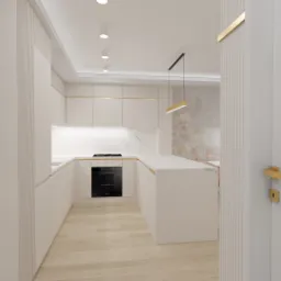 Jasna kuchnia z białymi frontami szafek, złotymi akcentami i marmurowym blatem, widoczna z perspektywy wnętrza przez otwarte drzwi.