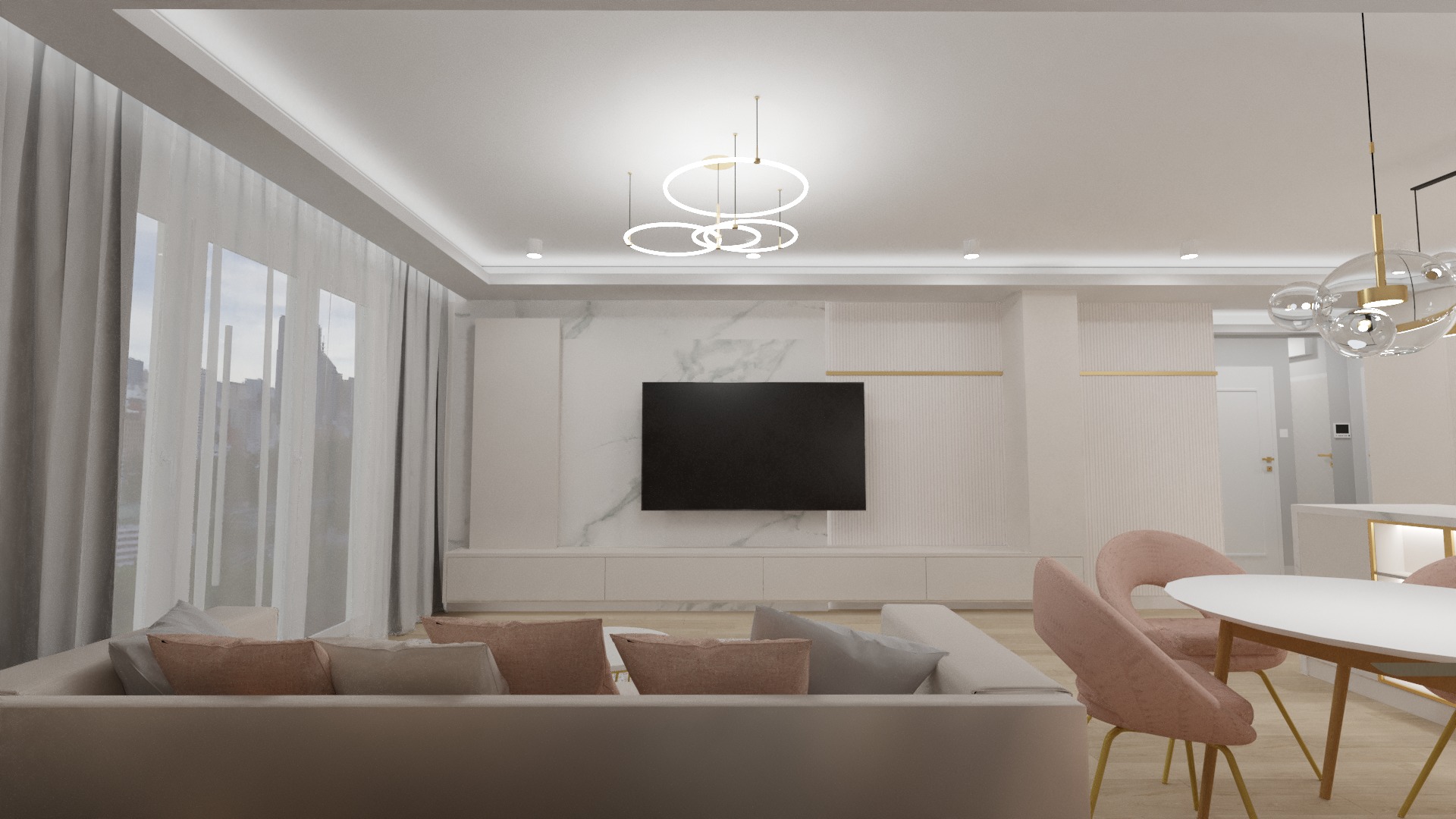 Jasne, przestronne wnętrze salonu z aneksem jadalnym. Wygodna sofa z poduszkami w odcieniach różu i szarości, okrągły stół z różowymi krzesłami. Na ścianie telewizor na tle marmurowej tapety...