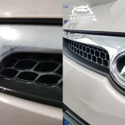 Porównanie stanu przed i po czyszczeniu grilla samochodu, widoczne zabrudzenia i efekt polerowania chromu.