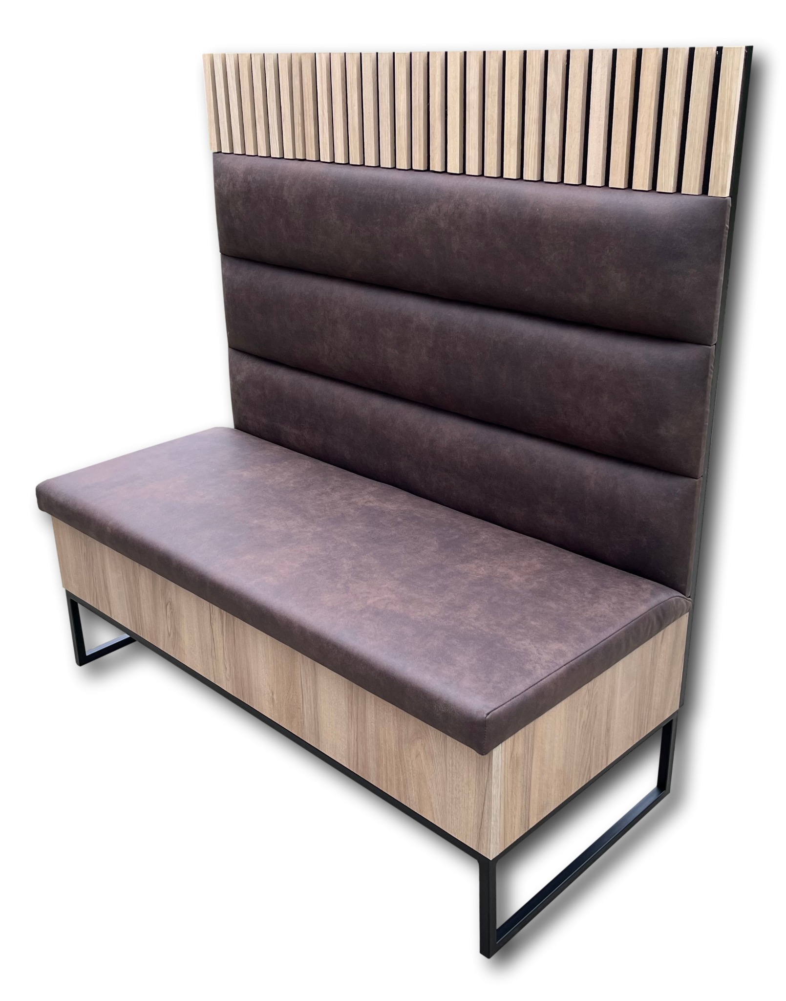 Tapicerowana ławka w stylu nowoczesnym z wysokim oparciem podzielonym na trzy segmenty i drewnianymi listwami u góry, umieszczona na czarnych, metalowych nogach.