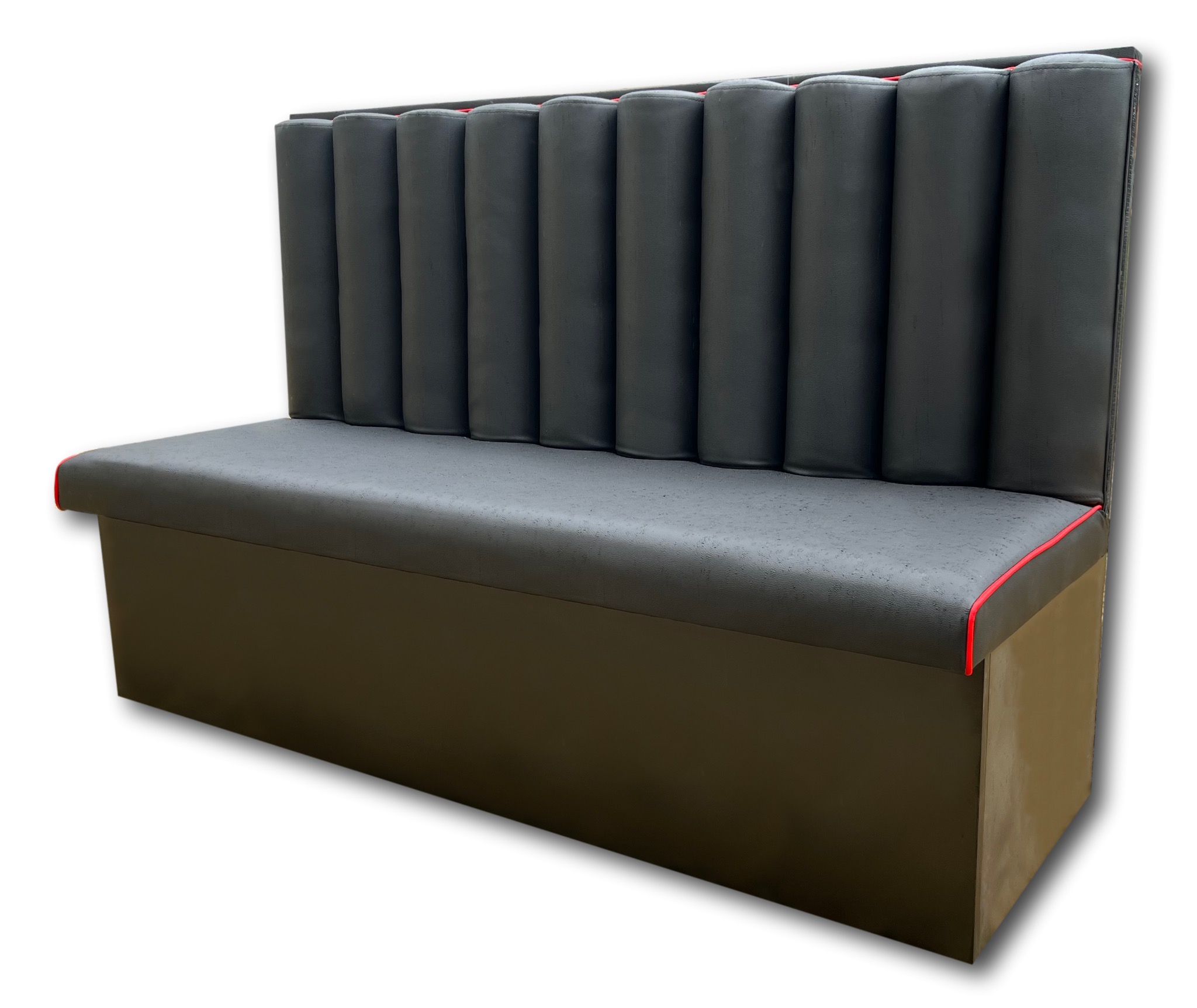 Tapicerowana ławka w stylu retro z pionowymi przeszyciami na oparciu i czerwonymi akcentami na krawędziach siedziska i oparcia, na tle białego studia.