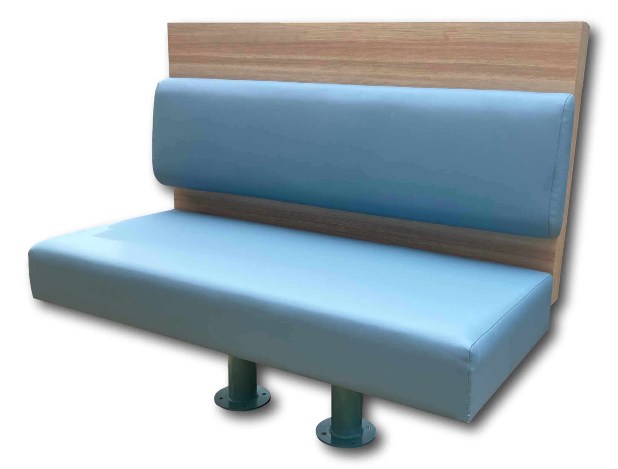 Niebieska, tapicerowana ławka z drewnianym oparciem, wsparta na dwóch metalowych nogach. Widoczne przeszycia na tapicerce i mocowanie nóg.
