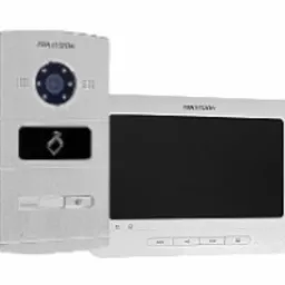 Zestaw wideodomofonowy Hikvision z panelem zewnętrznym i monitorem, zamontowany na białym tle, widok z przodu, oświetlenie studyjne.